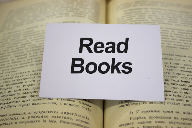 读在打开的书上写着白色便条的书图片下载