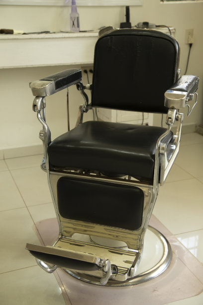 现代理发店的经典理发椅图片下载