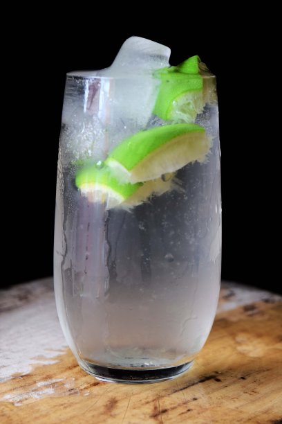 一杯加柠檬和冰的水。一杯柠檬水。一杯柠檬汁的特写镜头。黑色背景图片。图片下载