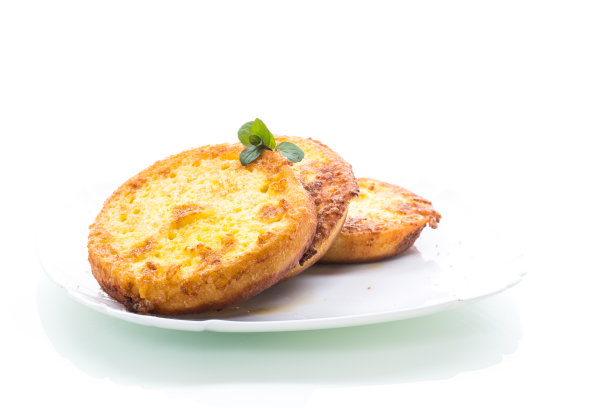 用面糊在盘子里煎炸的圆面包丁图片下载