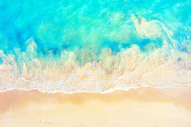 俯视图无人机与美丽的绿松石水和泡沫海浪的海洋海岸照片。加勒比海度假胜地。假期旅游的背景。图片下载