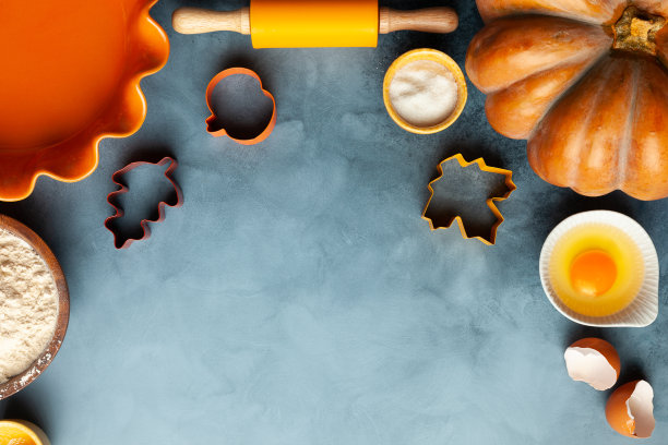概念自制秋季烘焙与南瓜，食物配料，香料和厨房用具。图片下载