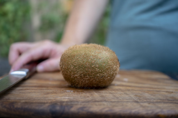 在切菜板上切新鲜的猕猴桃图片下载