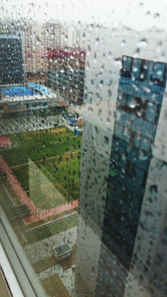 公司大厦内部的高角度视角图片下载