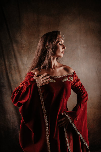 手持剑的中世纪公主图片下载