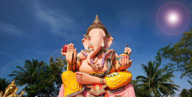 公园里象头神的巨大雕像，风景如画。图片下载