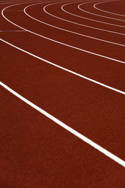 红色体育场的跑道特写图片下载