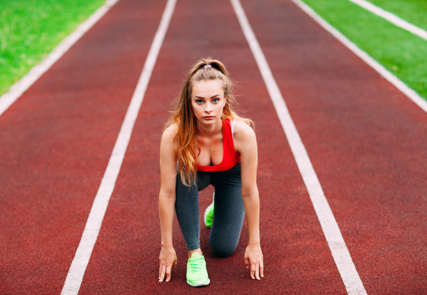 运动员在跑道上开始奔跑。健康的健身理念，积极的生活方式。图片下载