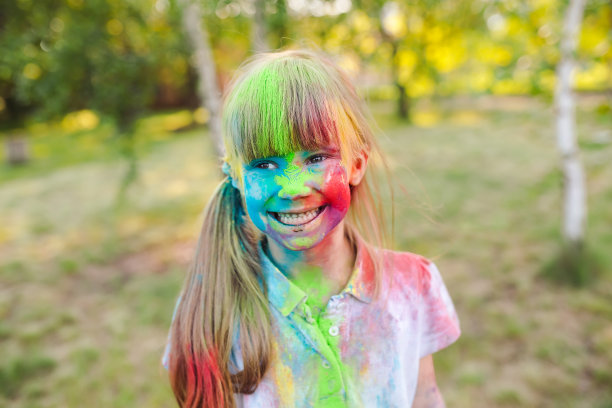 一个可爱的女孩的肖像画在胡里节的颜色图片下载