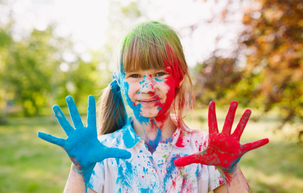 一个可爱的女孩的肖像画在胡里节的颜色图片下载