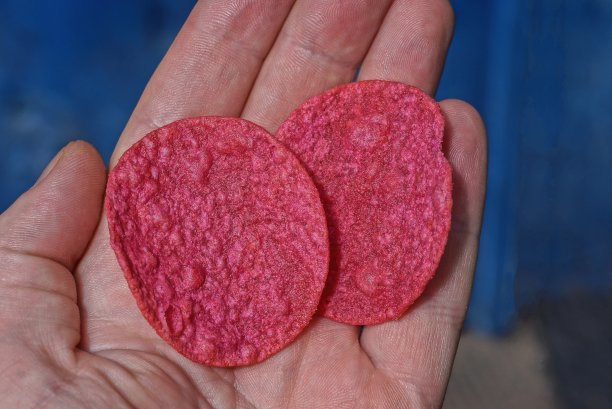 手掌上有两个红色的筹码图片下载