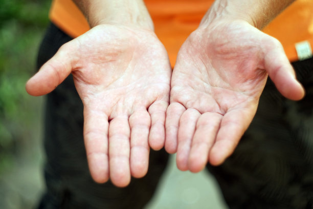 孩子的手握着，提供着，给予着，请求着，乞求着。图片下载