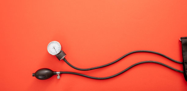 医用血压计在红色背景上，俯视图。图片下载