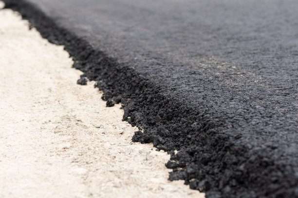 高质量的沥青铺在城市道路上图片下载