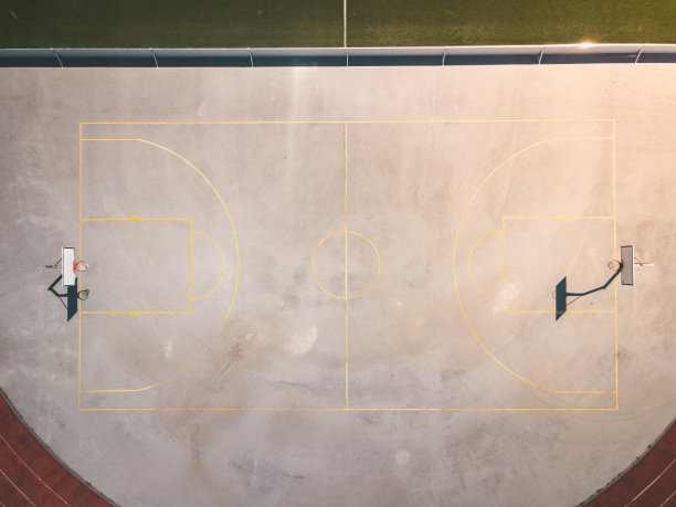 上方鸟瞰图的空篮球场在体育娱乐中心在日落图片下载