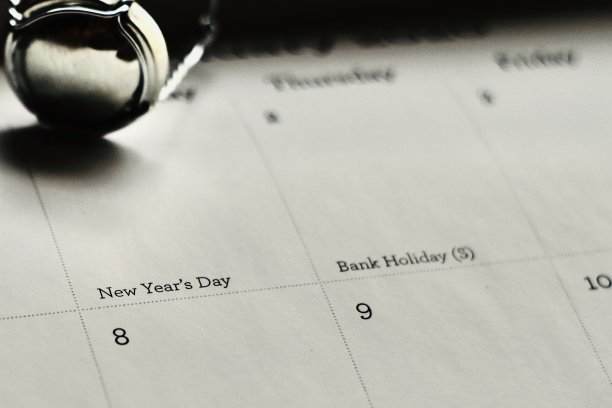 日历的重点是1月1日，除夕，旁边有一个用来装香槟的软木塞。图片下载