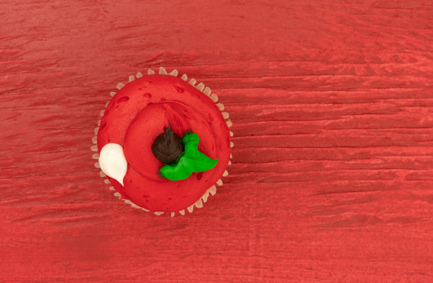 一个红色背景上的鲜亮的磨砂纸杯蛋糕的俯视图图片下载