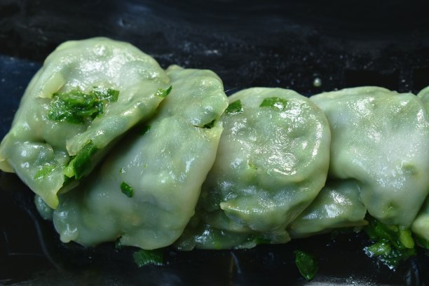 蒸中国米粉饺子，馅，炸蒜，韭菜，蘸酱油图片下载