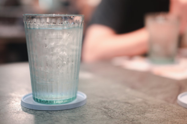 靠近的冰在饮用玻璃。有选择性的重点图片下载