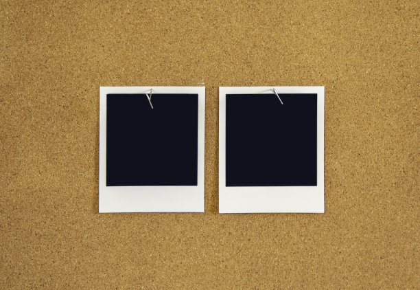 木板上的两张即时照片图片下载