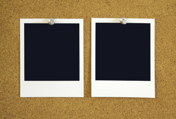 木板上的两张即时照片图片下载