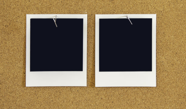 木板上的两张即时照片图片下载