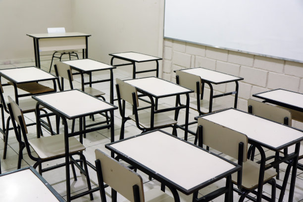 教室的桌子在学校没有学生图片下载
