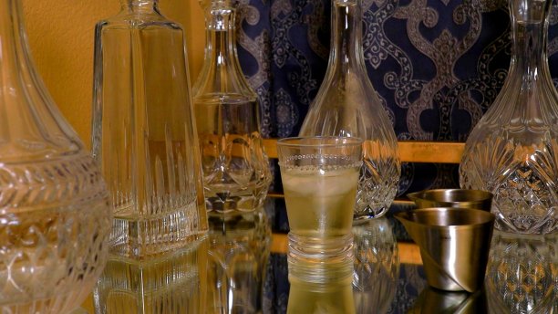 照片中的传统酒精服务与瓶子和玻璃杯图片下载