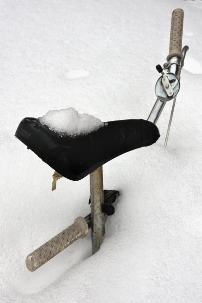 生活在雪中。赫尔辛基的芬兰自行车在雪融化时再次出现图片下载