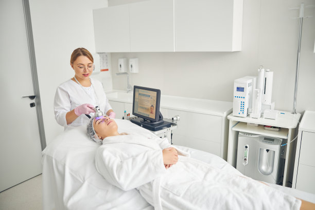 微笑化妆师对待她的客户与照片美容设备图片下载