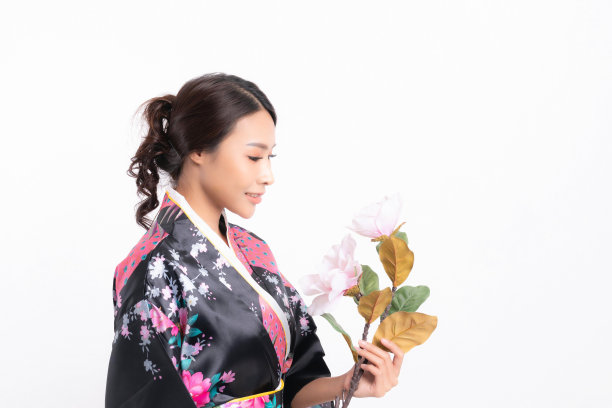 日本妇女穿和服。图片下载