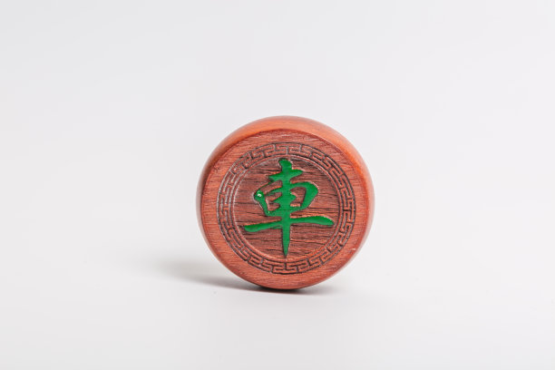 白色背景上的木制中国棋子图片下载