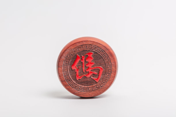 白色背景上的木制中国棋子图片下载