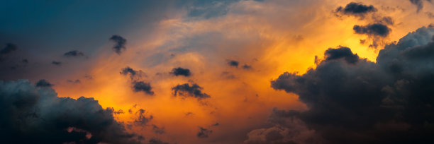 宽阔的视野戏剧性的雷暴后天空与黑暗的积云和橙色的背光从傍晚日落。画龙点睛的艺术背景为大气的设计、装饰图片下载