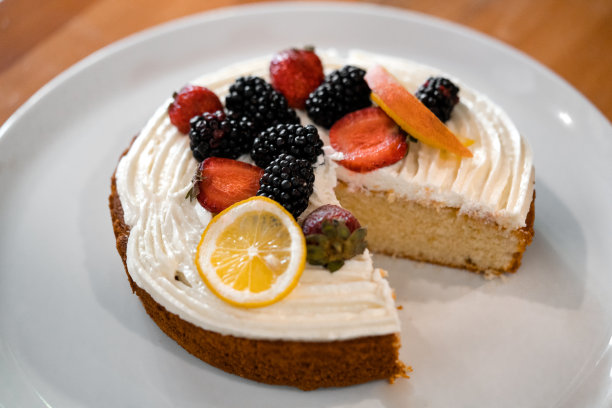 天使蛋糕与掼奶油和草莓库存照片图片下载