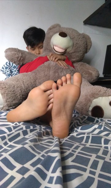 一个非常可爱的睡觉的男孩。图片下载