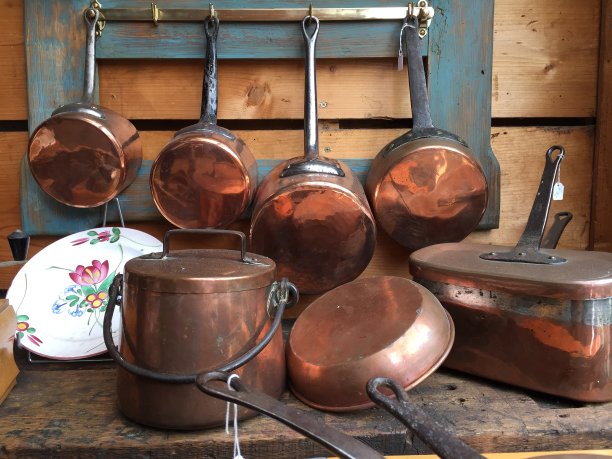 巴黎跳蚤市场的铜壶图片下载