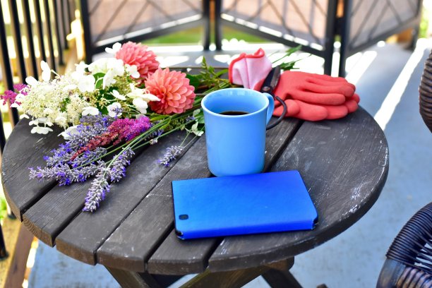 户外露台座位，放松或工作从家里在庇护的小空间甲板在夏季下午图片下载