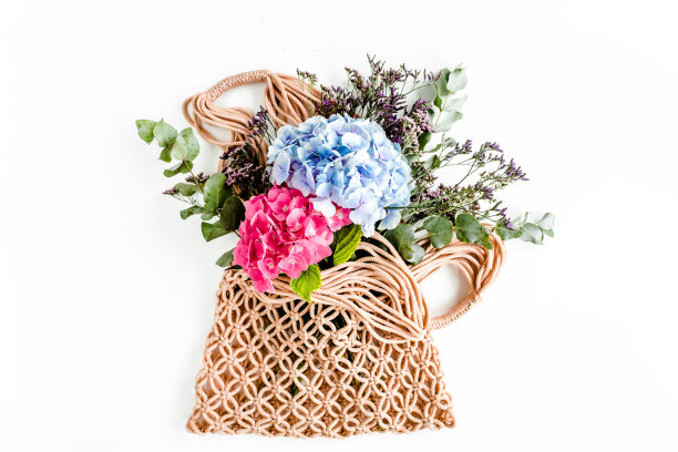 美丽的绣球花束在一个串，环保袋在白色的背景。平躺，俯视图图片下载