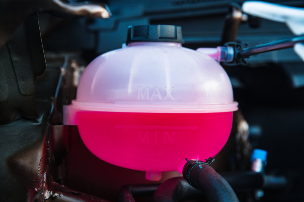 发动机冷却剂储存库充满防冻剂图片下载