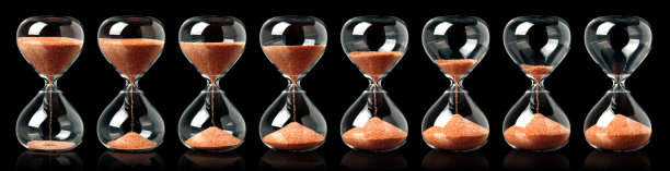 沙漏的收藏用红色的沙子显示了时间的流逝图片下载