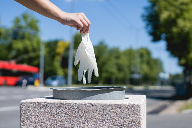 在公园垃圾桶内处理防护手套图片下载