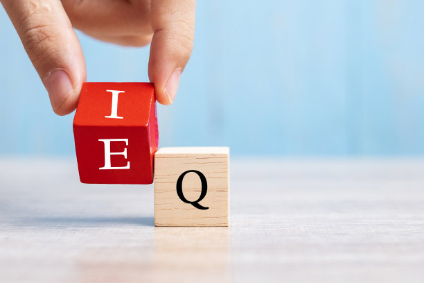 商人手换木方块从智商到情商，平衡智商和情商的概念图片下载