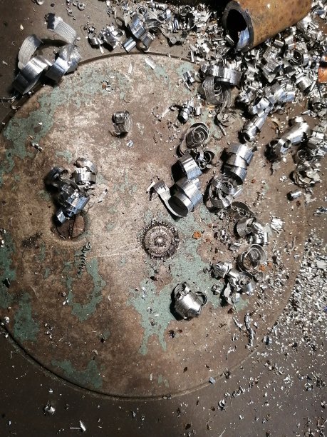 工业背景的金属表面与刨花图片下载