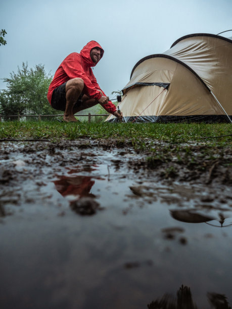 一名男子在露营时遭遇暴风雨图片下载