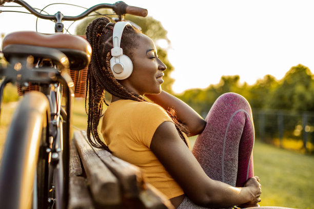 年轻的非洲裔美国妇女正在大自然中放松图片下载