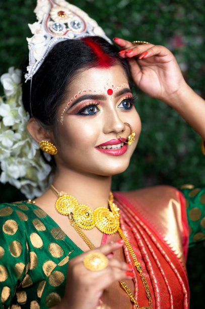 美丽的微笑印度女孩肖像图片下载