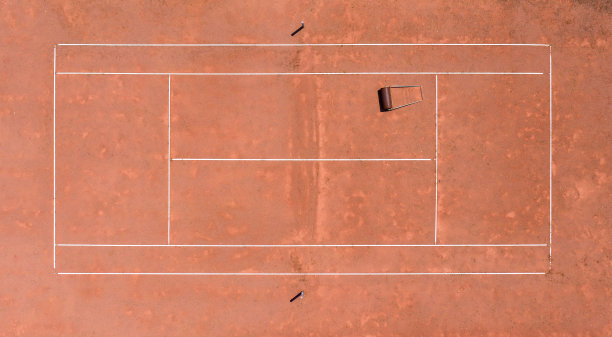 鸟瞰红土网球场，无人图片下载