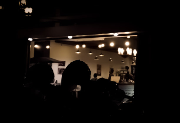 咖啡馆晚上灯火通明图片下载