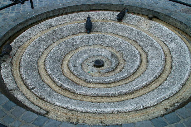 地面上的螺旋喷泉。图片下载